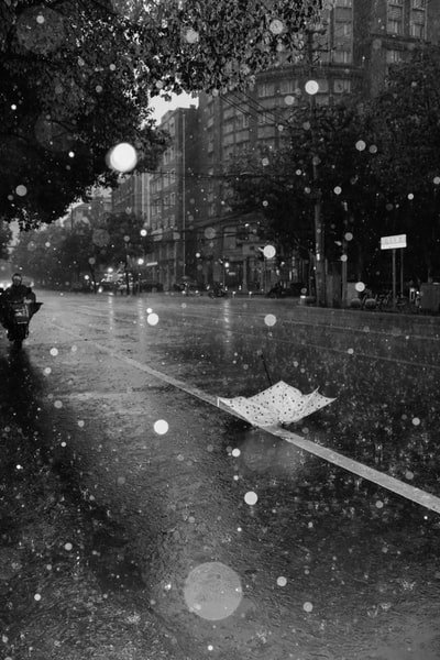 雨天把伞倒在路上